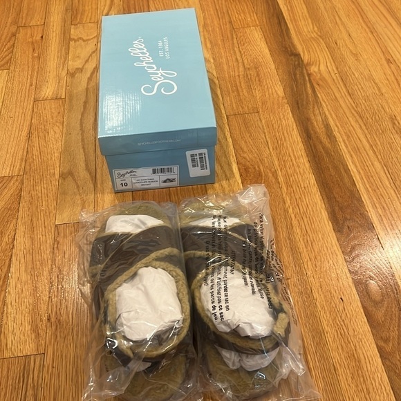 Slippers - Picture 7 of 8